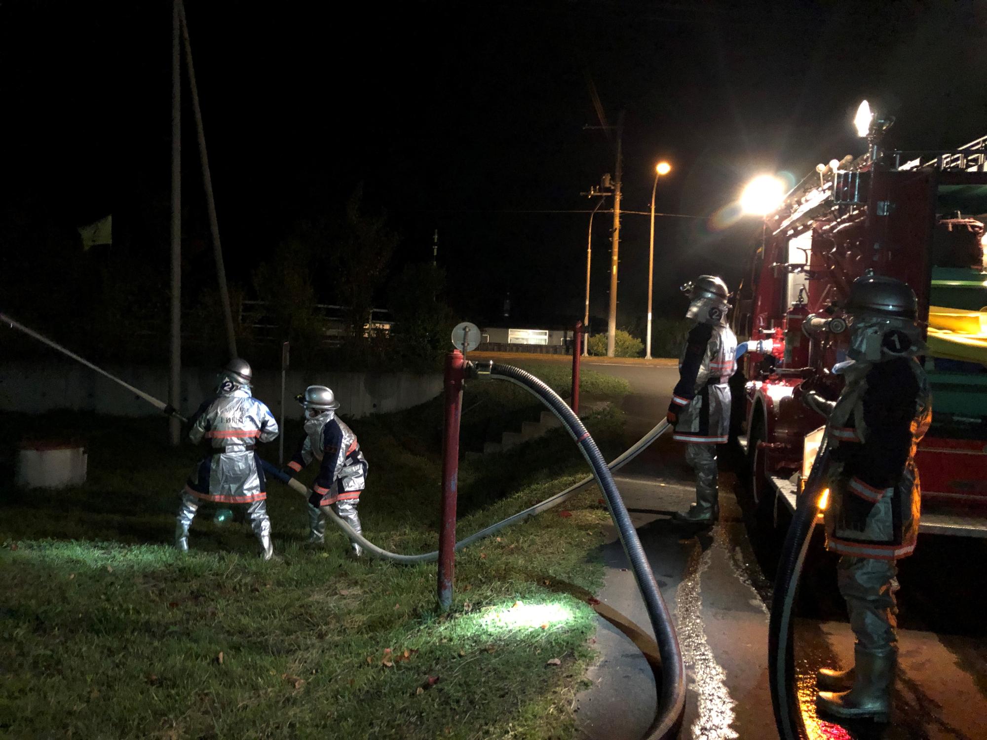 機関指定された団員が、夜間走行訓練、防火水槽を使用し揚水・放水訓練を行っている写真