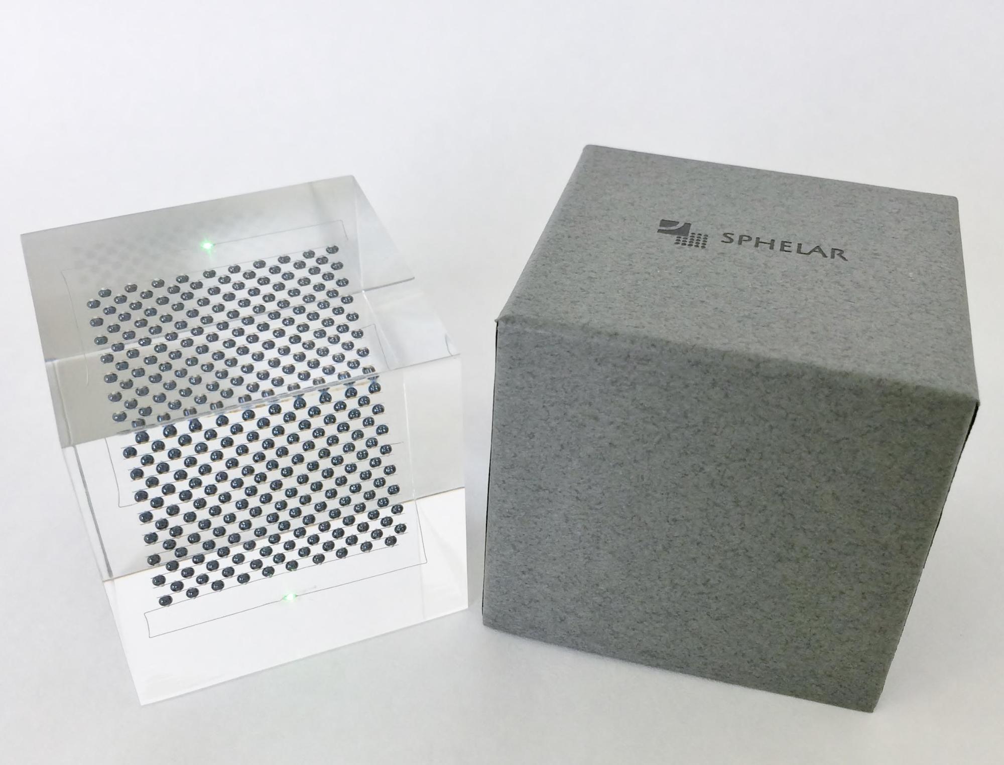 グレーの箱と箱から出されたスフェラーキューブの写真
