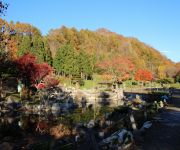 青空の下、木々が紅葉している様子を遠景から写した上砂川岳日本庭園の写真