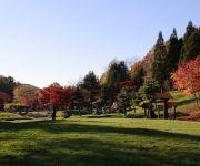 木々が徐々に紅葉してきている上砂川岳日本庭園の写真