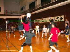 上砂川町勤労体育センターでバレーボールをしている人たちの写真
