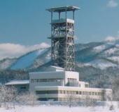雪景色の中、大きな鉄塔をたたえた白い建物の写真