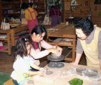 上砂川町趣芸館で陶芸をしている親子と見守る女性の写真