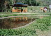 上砂川町水源公園内の池のそばにある四阿（あずまや）の写真